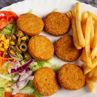 PIATTO FALAFEL  iNSALATA POMODORO CiPOLA VERZA BIANCA SALSA YOGURT PiCCANTE