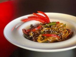 ЛОКШИНА ЗІ СВИНИНОЮ ПІД СОУСОМ ТЕРІЯКІ (300g)