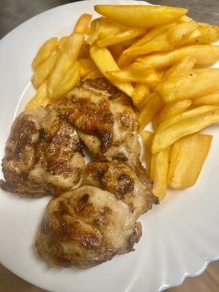 Пилешка пържола бут с гарнитура картофена салата