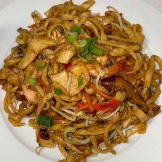 Ramen fritos con mariscos