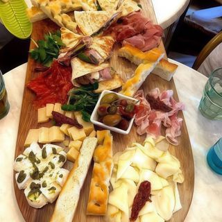 Surtido De Embutidos Italianos Con Focaccia