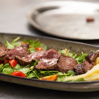 Salată cu mușchi de vită, rucolași și fulgi parmezan  350G