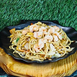 Spaghetti alla piastra con gamberi e verdure