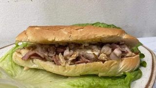 Panino con cosciotto alle mandorle