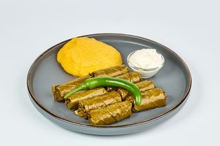 Sărmăluţe în foi de viţă cu mămăligă și smântână