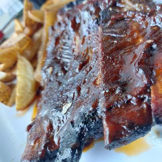 Costillas BBQ con Papas Fritas Caseras
