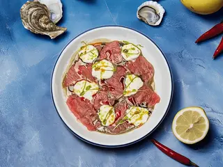 Carpaccio z tuńczyka z dressingiem z anchois i oleju truflowego (250g)