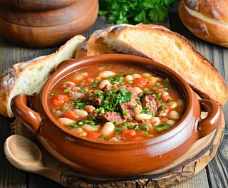 Ciorba de fasole cu afumaturi