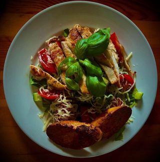 Sałatka z grillowanym kurczakiem