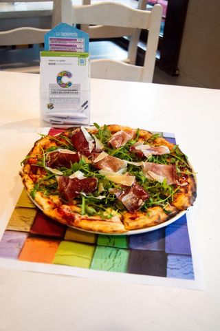 PIZZA PESTO Y JAMÓN