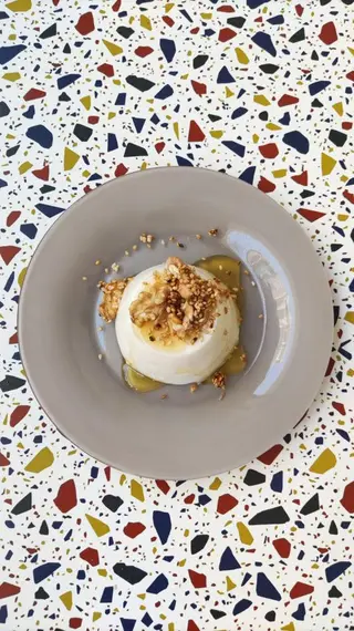 Cuajada Con Miel Y Nueces