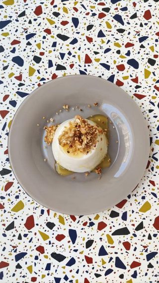 Cuajada Con Miel Y Nueces