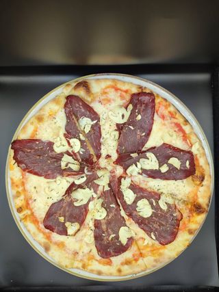 Pizza sa goveđom pršutom