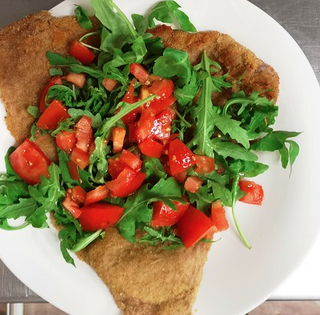 Finissima di Vitello alla Milanese con pomodoro fresco e rucola
