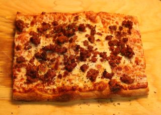 Pizza De Carne (35 Cm. X 20 Cm.)