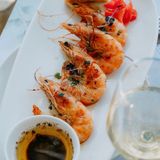 კრევეტი გრილზე ნივრის და კარაქის სოუსით