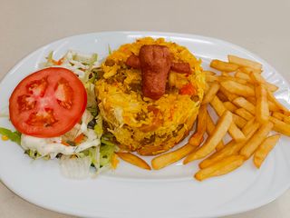 Arroz con pollo y patatas fritas