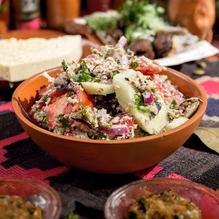 კიტრი პომიდვრის სალათა ნიგვზით