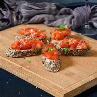 Брускети с домати, босилек и чесън (150г)