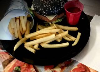 Crispy chicken burger sa začinskim krompirom 400 gr