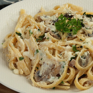 Tagliatelle Alfredo con champiñones y pollo
