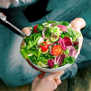 Zestaw surówek z serem i sosem