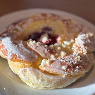 Drożdżówka z  śliwkami i budyniem 120 g