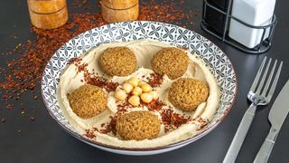 Hummus cu falafel