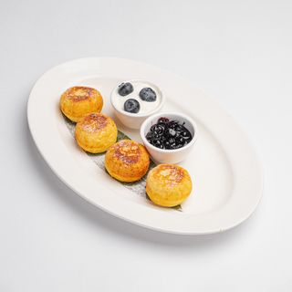 Сырники со сметаной и джемом