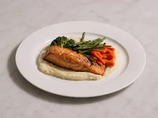 Стейк лосося з пюре та овочами