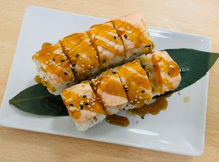137.Roll Salmon Flameado Pollo Rebozado (8 Uds.)