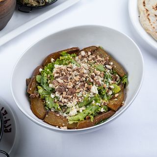 კარამელიზირებული მსხალი რუკოლათი, ობიანი ყველით და ნუშით