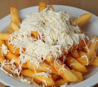 Домашни пържени картофи със сирене (500г)