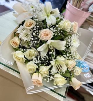 Bouqeut Blanc Avec Champagne Et Fleurs De Lisse