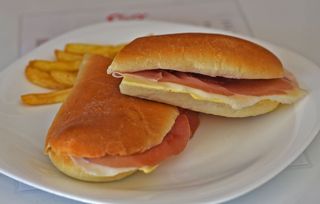 Sendvič Crnogorski 220gr