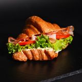 Croissant cu bacon