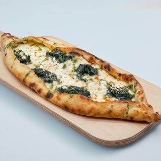 Pide con espinacas y queso feta 