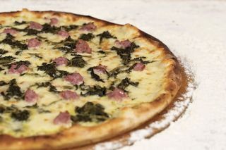 Pizza bianca  salsiccia e friarie