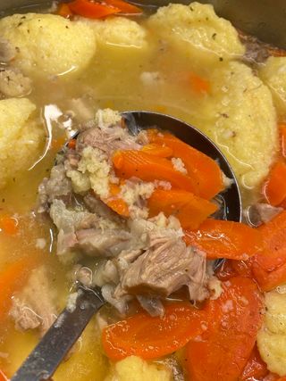 Lešo teleća koljenica sa knedlama