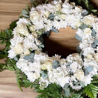 Coroana funerara cu crizanteme si trandafiri