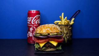 Old school burger + pomfrit + coca cola