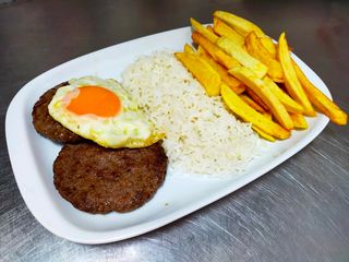 Hambúrguer de Vaca com Ovo, Arroz e Batata Frita