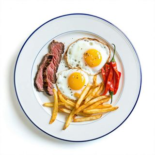 Huevos con Lomo Fresco, Pimientos Piquillos Y Patatas Fritas