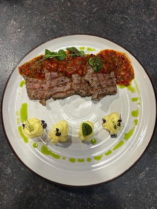 Медальоны в сливочной соусе с картофельными дольками (350г)