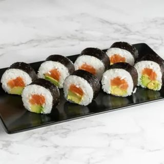 FUTOMAKI DE SALMON Y AGUACATE