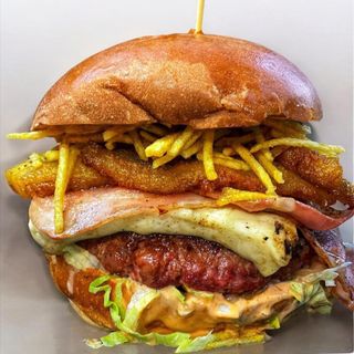 MENU EmpaBurguer 2 Empanadas a elegir + 1 Hamburguesa de Ternera + 1 Racion de patatas + 1 Refresco 