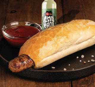 Хот дог кълцана наденичка и сос + Лимонада (по избор)