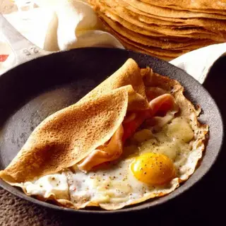 Crêpe Oeuf Fromage Rappé