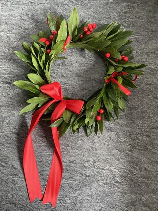 Coroncina bacche, alloro, nastrino (pre-ordinare) . 