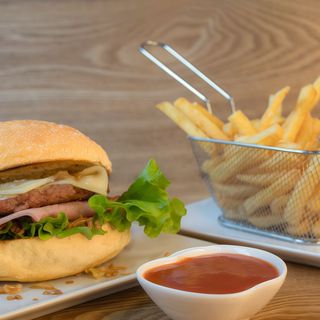 Primiburguer + Patatas Bravas